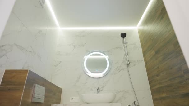 Moderna Casa Banho Azulejos Vazios Com Espelho Banheira — Vídeo de Stock