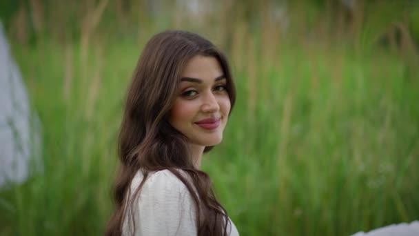 Nahaufnahme Gesicht Der Schönen Kaukasischen Brünetten Frau Mit Braunen Augen — Stockvideo