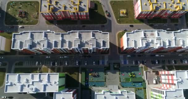 从无人机鸟瞰到现代基础设施的住宅区 — 图库视频影像