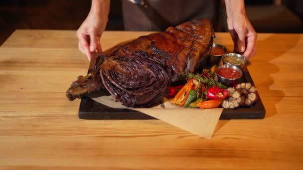 Kelner Przynosi Tacę Pieczonym Mięsem Grillowanymi Warzywami Przyprawami Smażone Mięso — Wideo stockowe