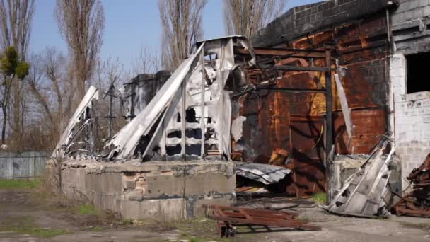 Zničená Obytná Budova Městě Důsledku Bombardování Ruskou Armádou — Stock video