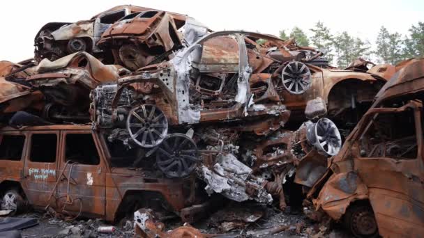Samochody Cywilów Zostały Ostrzelane Spalone Zmiażdżone Cmentarz Samochodowy Konsekwencje Okupacji — Wideo stockowe