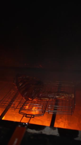 Grote Sappige Biefstuk Een Hete Grill Met Kolen Vuur — Stockvideo