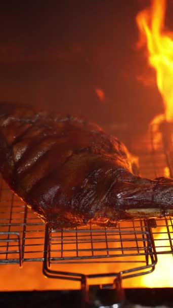Φλόγα Καίει Κρέας Μετατρέποντάς Τρυφερές Μπριζόλες — Αρχείο Βίντεο