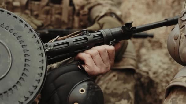Asker Elinde Bir Kalaşnikof Tüfeği Tutuyor Taktik Eldivenli Otomatik Silahlı — Stok video