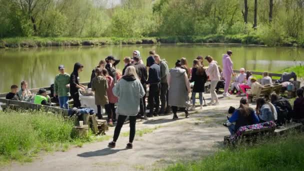 Amigos Aire Libre Disfrutan Del Paisaje Juntos Cocinan Aire Libre — Vídeos de Stock