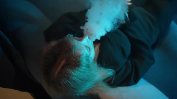 Blonde Een Ruime Kamer Rookt Een Elektronische Sigaret Zwarte Achtergrond — Stockvideo