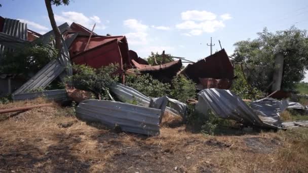 民間の庭の田舎の損傷したアルミフェンス — ストック動画