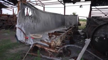 Ukrayna 'nın sınır bölgesindeki bozuk bir hasat makinesi düşman kabukları tarafından yok edildi ve yakıldı.