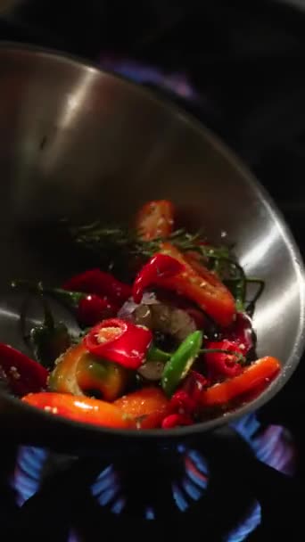 Primer Plano Chef Tirando Verduras Una Sartén Mientras Cocina Cocina — Vídeos de Stock