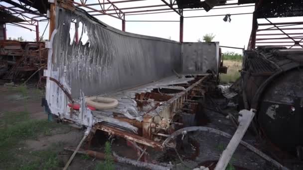 Rozbitý Sklízeč Vylučovací Zóně Ukrajině Zničený Nepřátelskými Granáty Spálený Zblízka — Stock video