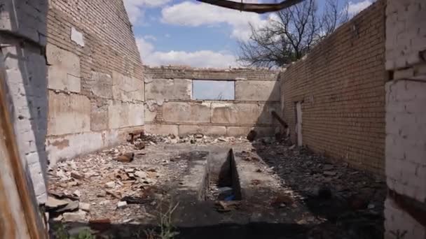 Цегляний Гараж Даху Зламаними Старими Воротами Знищеними Війною — стокове відео