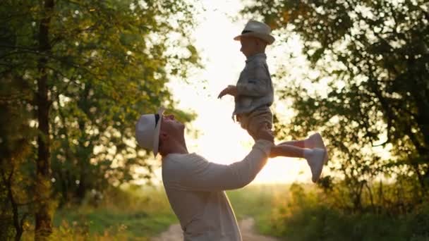 アクティブな家族の休暇 彼の小さな息子と屋外で夏を楽しんでいる遊び心のある父親 — ストック動画