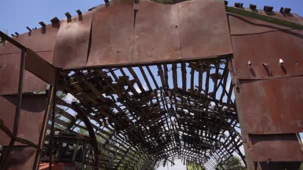 우크라이나 마을의 농장은 미사일 파업으로 파괴되었습니다 집안에서 지붕과 부서지고 장비가 — 비디오