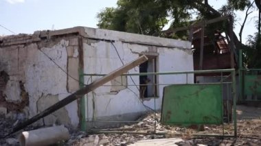 Şehirdeki askeri operasyonların sonuçları. Evsiz ve aç hayvanların yaşadığı bombardımandan kalma kırık pencere çerçeveli terk edilmiş bir bina.