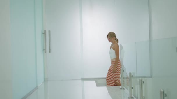 Movimento Lento Uma Cliente Feminina Subindo Escadas Corredor Hospital — Vídeo de Stock