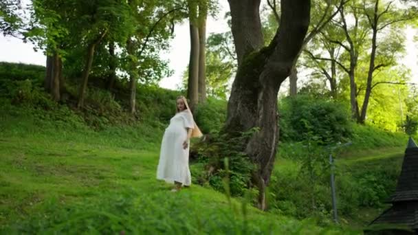 Sakin Yeşil Ormanda Yürüyen Hamile Beyaz Bir Kadın — Stok video