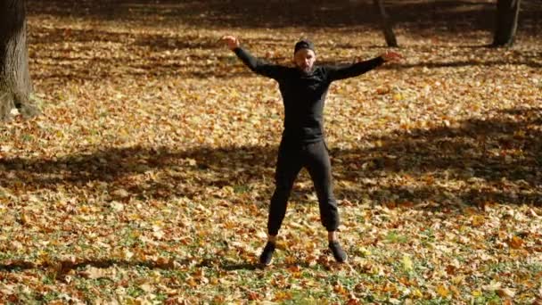 Молодой Человек Мускулистым Телом Делает Упражнения Прыжков Бегает Месте — стоковое видео