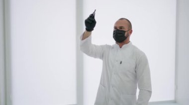 Fütürist ekran 4K veri paneli arayüzü ile dijital monitör.