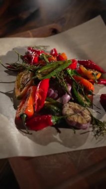 Bir restoranda fırında patlıcan, domates ve biber sosu yakın plan.