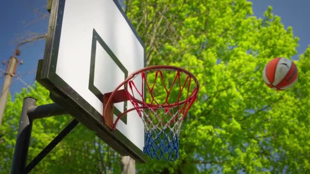 在户外运动中扔篮球 体育概念 — 图库视频影像