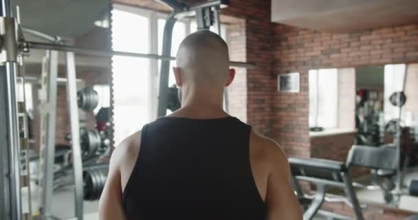 Man Goes Gym Train Improve His Body Cardio Training Strength — Video Stock