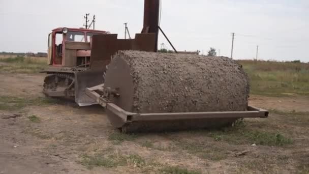 ウクライナの土地を破壊するための自家製装置 占領後のウクライナ農民の生活 — ストック動画