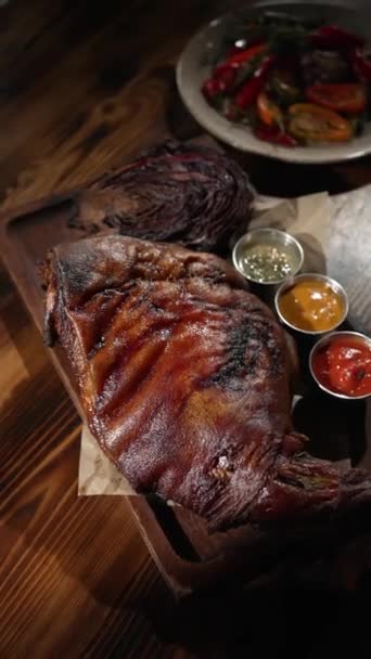 Ein Großes Stück Schweinefleisch Frisch Aus Dem Ofen Mit Gemüse — Stockvideo