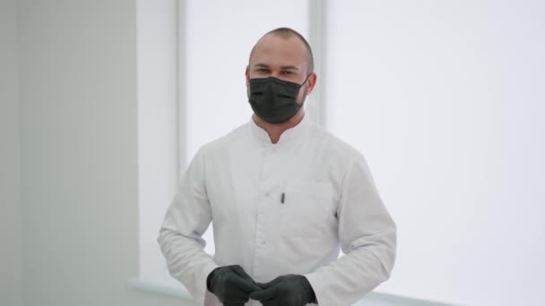 Jovem Médico Europeu Feliz Casaco Médico Branco Máscara Protetora Olhando — Vídeo de Stock