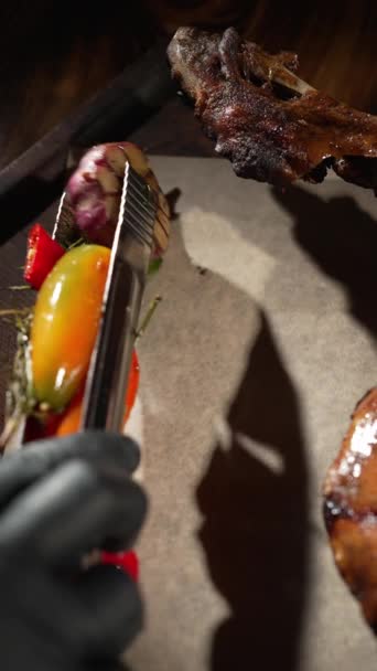 Готовить Мясо Овощами Гриле Близко Шеф Повар Использует Щипцы Положить — стоковое видео