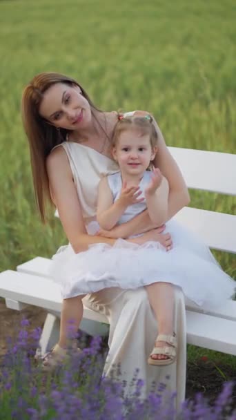 Mamă Tânără Își Ține Fiica Drăguță Brațe Timp Stă Bancă — Videoclip de stoc