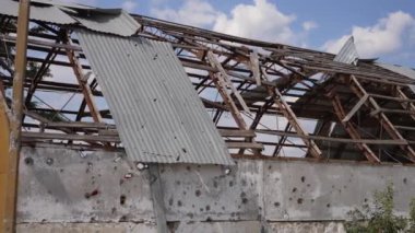 Binanın ön cephesinde Rusya 'nın Ukrayna' ya karşı açtığı savaştan kaynaklanan kurşun delikleri