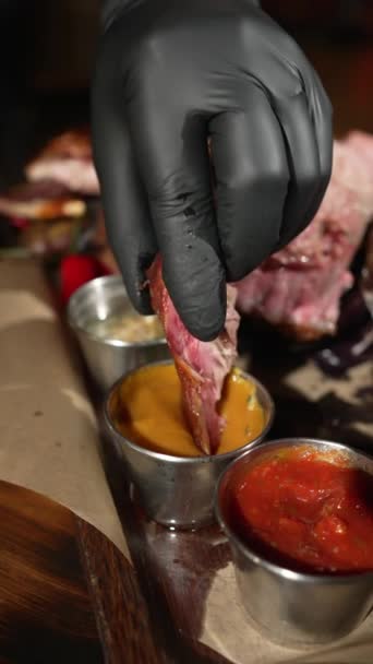 Sumergir Las Costillas Cerdo Salsa Sobre Mesa Concepto Comida Rápida — Vídeos de Stock