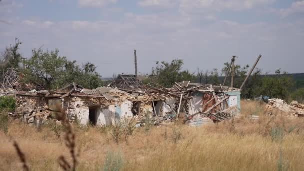 Війна Україна Руйнує Бомбу Руйнуючи Сільський Будинок — стокове відео