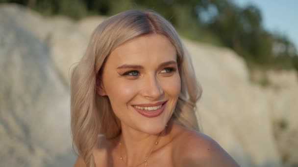 Sarışın Güzel Uzun Saçlı Gülümseyen Bir Kadının Yakından Çekilmiş Yüzü — Stok video