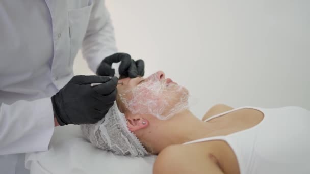 Dermatolog Mostre Piele Femeie Față Biroul Cosmetologi Pentru Examinare — Videoclip de stoc