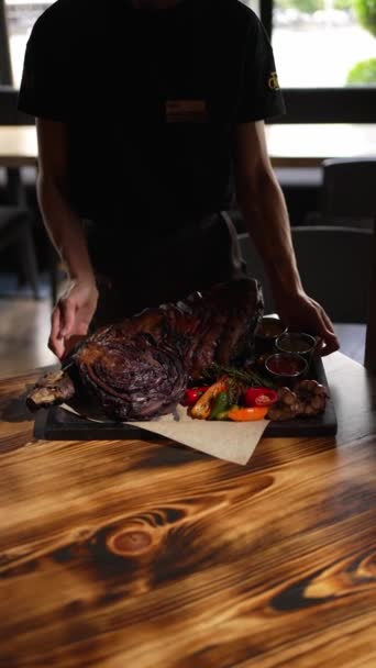在客人桌上放一盘烤猪肉腿和蔬菜 — 图库视频影像