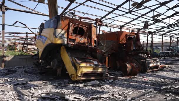 Krig Mot Ukraina Förstörd Lantgård Tillsammans Med Jordbruksmaskiner För Skörd — Stockvideo