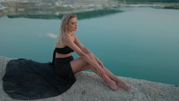Güzel Genç Bir Kadın Sahilde Dinleniyor Bacaklarını Okşuyor Erkekleri Baştan — Stok video