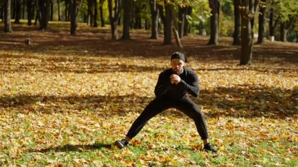 Молодой Спортсмен Занимается Физическими Упражнениями Городском Парке Утренние Упражнения Свежем — стоковое видео