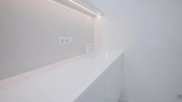 Mutfak Masasına Beyaz Renkli Paslanmaz Çelikten Yapılmış Bir Lavabo — Stok video