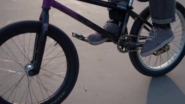 Facet Jest Młodym Motocyklistą Bmx Który Robi Sztuczki Rowerze Skateparku — Wideo stockowe