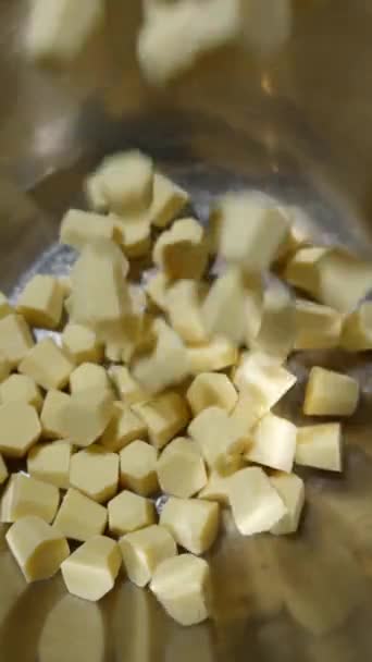 白巧克力片放进碗里融化 — 图库视频影像