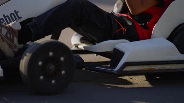 Ein Teenager Fährt Ein Weißes Spielzeugauto Auf Einer Batterie Einem — Stockvideo
