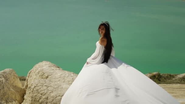 Женщина Белом Платье Стоит Вершине Горы Рядом Голубым Озером Пока — стоковое видео