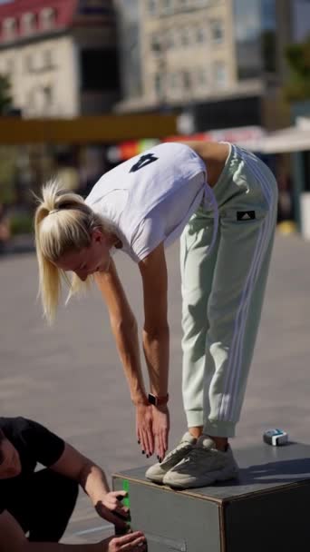 Kaukasische Athletische Frau Führt Workout Auf Stretching Übungen Yoga Praxis — Stockvideo