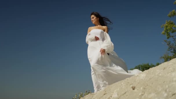 Dziewczyna Białej Sukience Stoi Skale Kobieta Spogląda Dal Niekończącą Się — Wideo stockowe