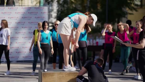 Die Teilnehmer Des Stadtmarathons Führen Zur Beweglichkeit Des Körpers Kippbewegungen — Stockvideo