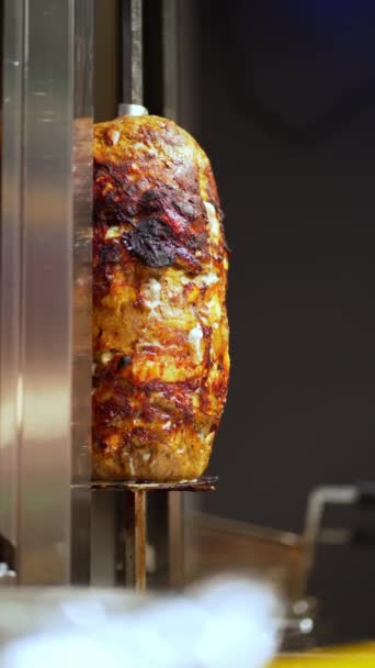 制作土耳其快餐捐助方Kebab — 图库视频影像