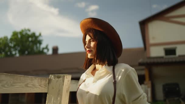 Μια Γυναίκα Περπατάει Ένα Ράντσο Ηλιοβασίλεμα Ένα Καουμπόικο Καπέλο Χαμογελάει — Αρχείο Βίντεο